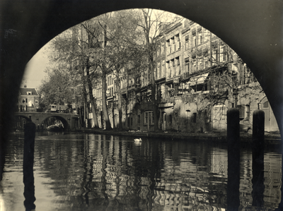 350417 Gezicht op de Oudegracht te Utrecht, met links op de achtergrond de Gaardbrug.